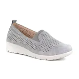 Zapato casual Korium Confort Lily 2.0 color gris, con capellada perforada y suela blanca.