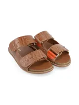 Sandalias negras con textura de cocodrilo, dos tiras anchas sobre el empeine y plantilla de corcho.