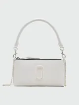 Bandolera Marc Jacobs modelo The Snapshot DTM Convertible Shoulder Bag, color negro con logo doble J metálico al frente.