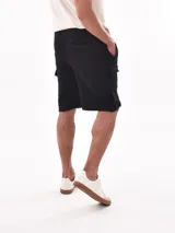 Bermuda cargo color verde militar, con bolsillos laterales y cintura elástica.