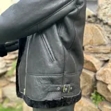 Campera gamulán negra de cuero ovino uruguayo, con interior de piel sintética y cierre frontal con cremallera.