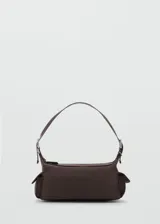 Bolso marrón de nylon con asa corta ajustable y asa de hombro. Tiene cierre de cremallera, bolsillo interior con cremallera, dos bolsillos cargo y un bolsillo de cremallera en la parte delantera.