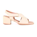Sandalias de cuero color beige, con taco ancho y tiras cruzadas.