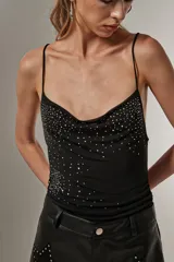 Body negro entallado de poliéster con breteles finos, cuello drapeado y apliques de strass.