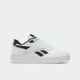 Championes Reebok ATR Chill unisex, blancos con detalles en negro y celeste. Confeccionados en cuero, con suela de goma y plataforma.