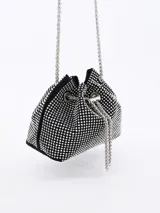 Cartera tipo bombonera negra cubierta de strass plateados, con cierre de cordón ajustable y cadena plateada colgando.