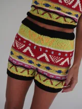 Short tejido a mano en hilo de algodón con diseño geométrico multicolor.