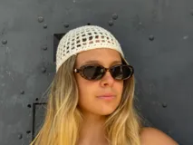 Gorro blanco de crochet con diseño calado.