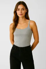 Musculosa gris melange de breteles finos y corte ajustado.