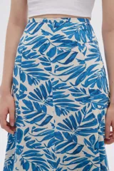 Falda midi evasé con estampado animal print de cebra en blanco y negro.