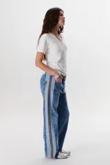 Remera color azul con escote en V y mangas cortas.