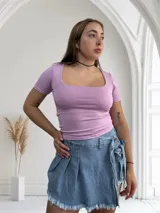 Remera negra ajustada al cuerpo, con escote cuadrado y mangas cortas.