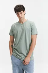 Remera verde con escote en V y logo bordado en el pecho.