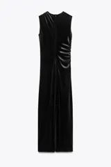 Vestido midi de terciopelo negro, con cuello redondo, sin mangas y detalle drapeado en el frente.
