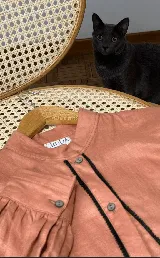 Blusa color salmón de lino con cartera frontal con puntilla y cuello mao.