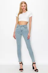 Jean skinny de tiro alto color celeste con strass plateados en la parte delantera.