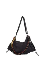 Cartera tipo hobo bag de Las Oreiro, color negro, con cierre superior y detalles de cordones decorativos en naranja, amarillo y negro. Incluye correa de hombro ajustable.