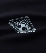Remera masculina de manga corta, color negro, con cuello redondo. Presenta un estampado pequeño en el pecho con un diseño geométrico y un estampado grande en la espalda con un paisaje natural y la frase "Inspired & Discover".