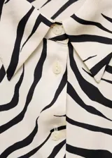 Camisa de manga larga con estampado de piel de serpiente en tonos beige y marrón.