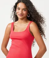 Vestido midi acanalado color celeste, con escote cuadrado y tirantes medios. Confeccionado en algodón sostenible con elastano para mayor comodidad y ajuste.