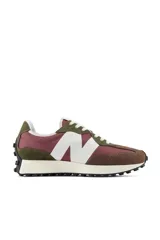Zapatillas deportivas de diseño retro en tonos verde y burdeos, con logo lateral de la marca.