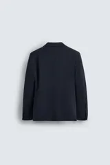 Blazer slim fit color azul marino confeccionada en tejido con 17% de lana. Cuello con solapas de muesca. Manga larga acabada en puño con detalle de botones. Bolsillo de vivo en pecho y de solapa en cadera. Detalle bolsillo interior. Bajo con aberturas en espalda. Cierre frontal con botones.