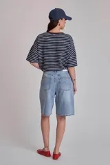 Bermuda de jean celeste con corte a la rodilla.