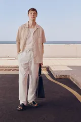 Pantalón blanco de lino y algodón, corte recto, con cintura elástica ajustable con cordón, bolsillos laterales y trasero.