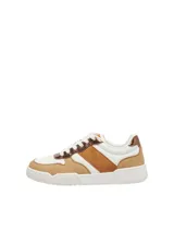 Zapatillas urbanas de piel sintética color blanco, con detalles en marrón y bronce. Cierre de cordones y suela blanca.