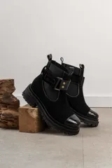 Botas de cuero color marrón oscuro, estilo Chelsea, con elástico lateral negro y suela track negra. Incluye correa de cuero desmontable con hebilla.