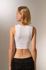Top cropped marrón, ajustado al cuerpo y con cuello a la base.