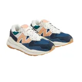 Championes New Balance modelo 574, con capellada de gamuza y tela de color azul marino, celeste, beige y rosa.