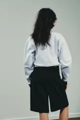 Sudadera negra de cuello redondo y manga larga, con texto blanco "SCREENWRITER & MAIN CHARACTER" en el delantero. Acabados en rib a tono.