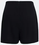 Short pollera negro de viscosa con cierre de cremallera trasero, corte mini y diseño cruzado con abertura frontal.