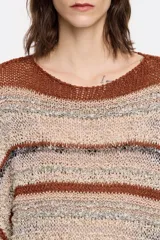 Jersey de punto con rayas horizontales en tonos marrón, beige, gris y negro. Tiene escote redondo y mangas cortas amplias.
