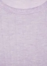 Jersey de punto fino color crudo, con cuello redondo y manga larga.