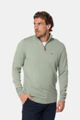 Sweater de punto fino color beige, con cuello alto y medio cierre frontal con cremallera.