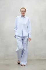 Camisa celeste de lino, de corte recto y manga larga.