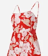Vestido midi evasé con breteles finos ajustables, escote recto, recortes abiertos laterales, capas superpuestas en volados y estampa floral.