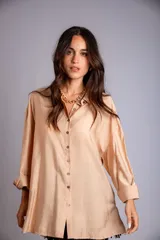 Camisa celeste de corte clásico, con botones frontales y bordados florales en las mangas.