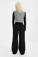 Pantalón palazzo negro de tiro alto con cinturón y corte holgado.