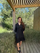 Vestido corto azul eléctrico de lino, con cuello mao, escote con botones de nácar y mangas 3/4 con volados.