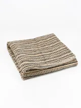 Alfombra rectangular de yute color beige con franjas horizontales negras. Ideal para decorar livings y dormitorios.