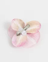 Hebilla para el pelo con forma de flor rosa y blanca, con una perla en el centro.