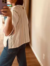 Remera de algodón crudo tejida con bolsillo y espalda de lino a rayas de colores.