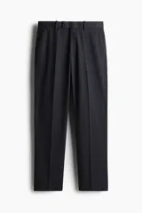 Pantalón de vestir negro de corte recto, con bolsillos laterales y traseros. Se ajusta a la cintura con cinturón.