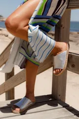 Sandalias plateadas de cuero con base de yute natural y suela de goma.