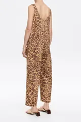 Mono largo de corte recto con estampado animal print en tonos marrón y beige. Tiene escote redondo y tirantes anchos.