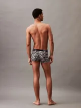 Boxer ajustado con cintura elástica negra con logo Calvin Klein y estampado con el nombre de la marca en blanco y negro.