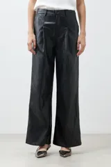 Pantalón de cuero sintético negro de corte ancho.